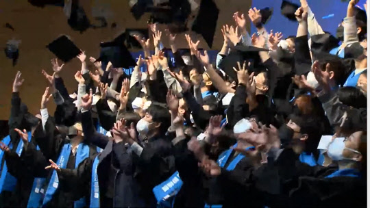 15일 개최된 SW마에스트로 12기 수료식에서 수료생들이 모자를 던지고 있다. 온라인 영상캡처